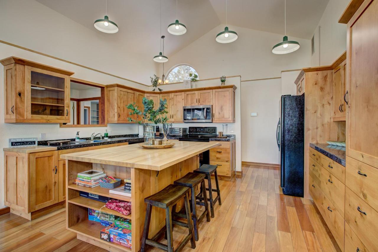 Twin Pines Cabin In Wilderness Ranch On Hwy 21, Amazing Views, 20 Ft Ceilings, Fully Fenced Yard, Pet Friendly, , Go Paddle Boarding At Lucky Peak, Or Snowshoeing In Idaho City And Take In The Hot Springs, Sleeps 10! Бойсе Экстерьер фото