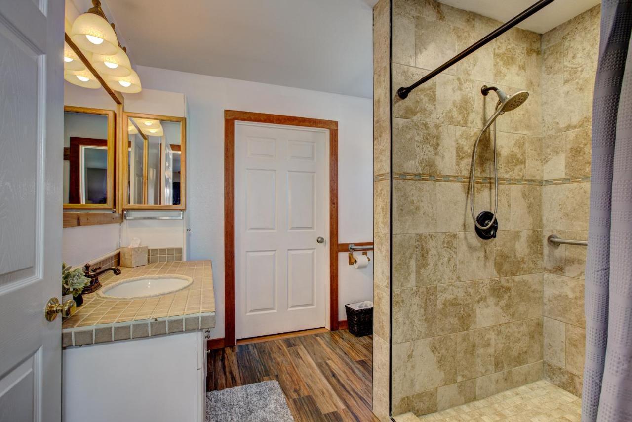 Twin Pines Cabin In Wilderness Ranch On Hwy 21, Amazing Views, 20 Ft Ceilings, Fully Fenced Yard, Pet Friendly, , Go Paddle Boarding At Lucky Peak, Or Snowshoeing In Idaho City And Take In The Hot Springs, Sleeps 10! Бойсе Экстерьер фото